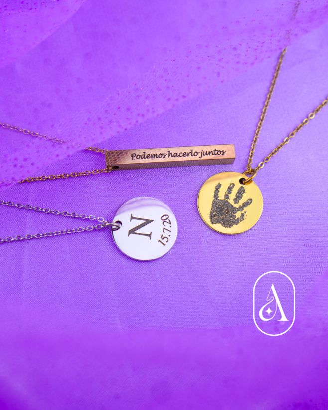 Pridajte svojim spomienkam jedinečné kúzlo s našimi personalizovanými náhrdelníkmi. 💖⁠ ⁠ Na výber máte tvary a rytiny...