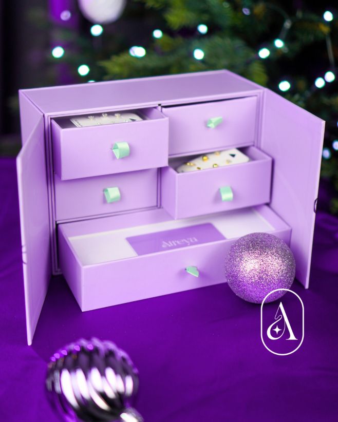 Viete, že väčšina darčekov skončí zabudnutá v šuplíku? 🧐⁠ ⁠ Náš darčekový box Atreya rozhodne nie - bude stredobodom...