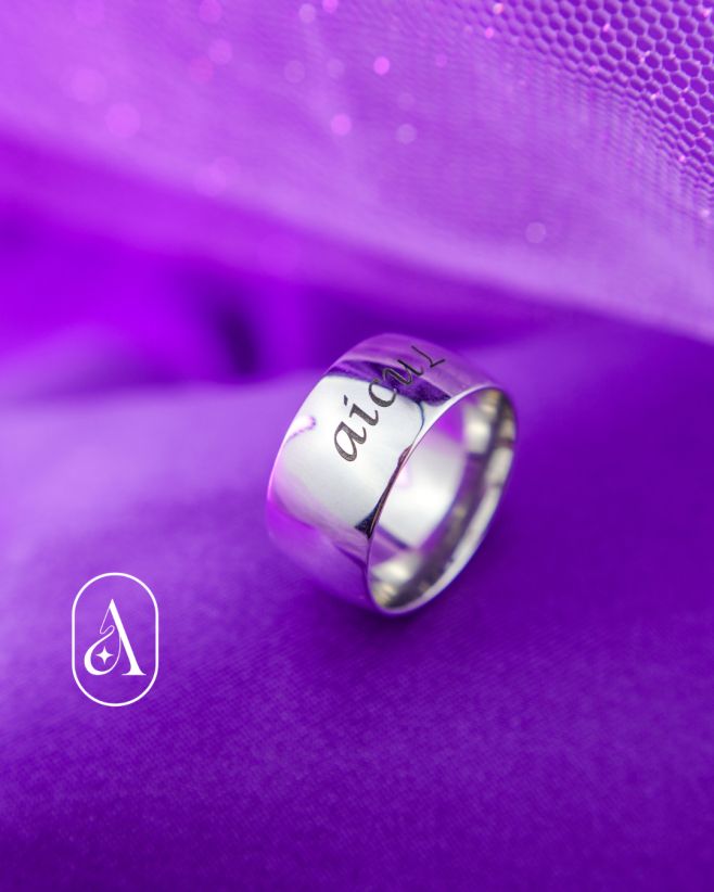 Ďalší tip na vianočný darček? 🎄 Čo tak gravírované prstene?⁠ ⁠ Sú vkusné, odolné a vaša milovaná osoba bude mať váš odkaz...