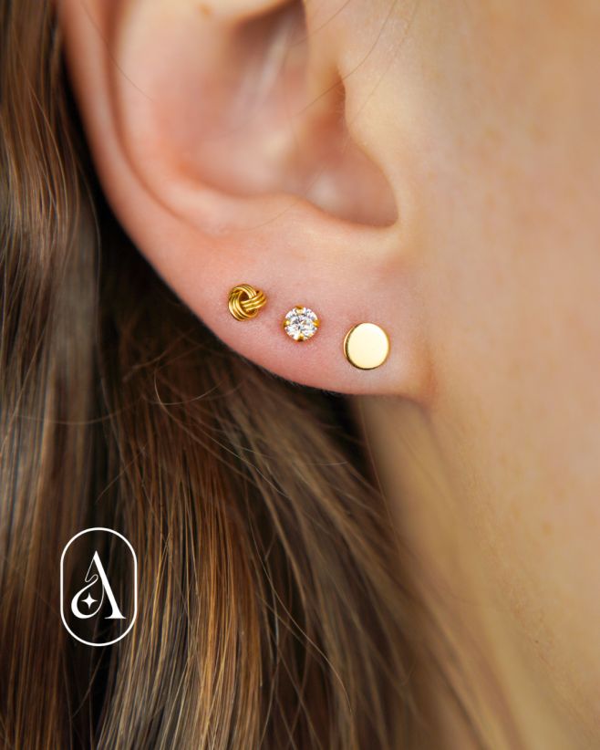 🎄 Hľadáš dokonalý vianočný darček?⁠ ⁠ Sada strieborných pozlátených náušníc Bery je tu, aby rozžiarila každý outfit! ✨⁠ ⁠...